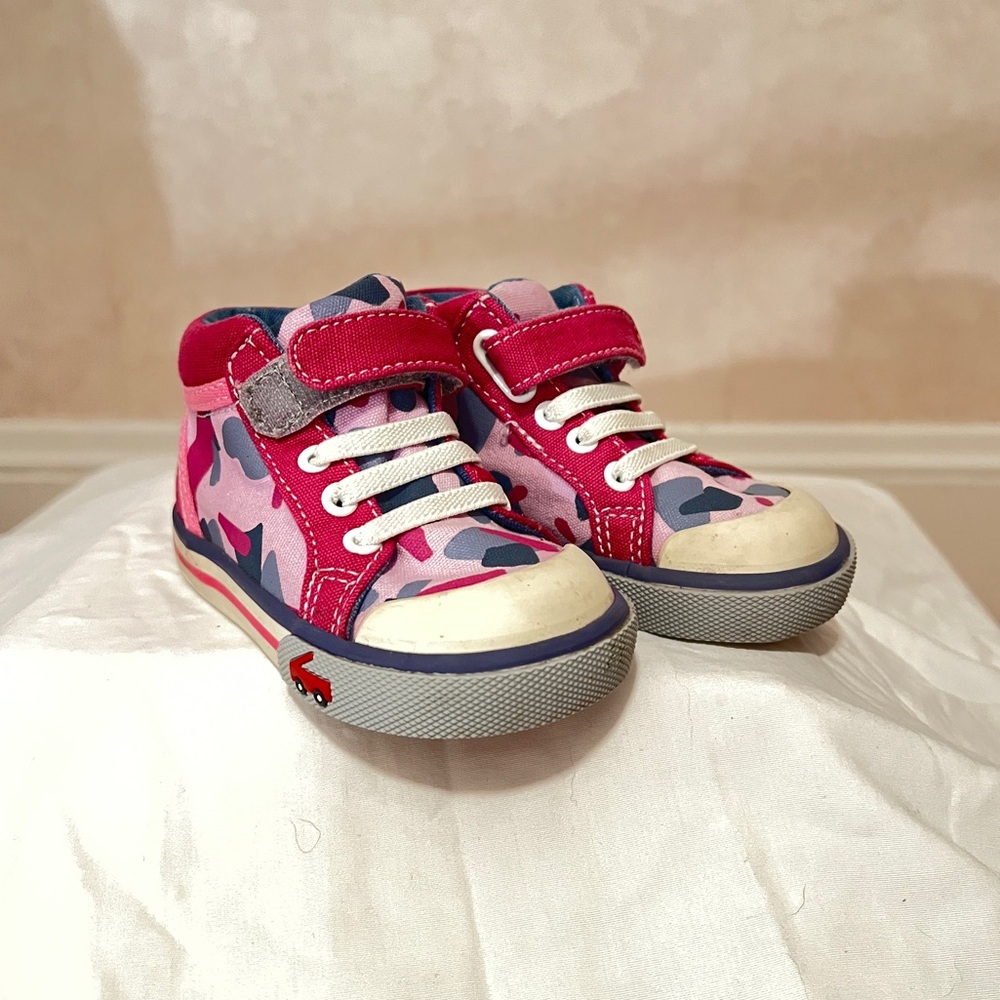 See Kai run Peyton high top Berry Camo size 5